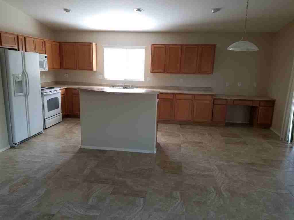 16198 W Hope Dr - Photo 4 of 13