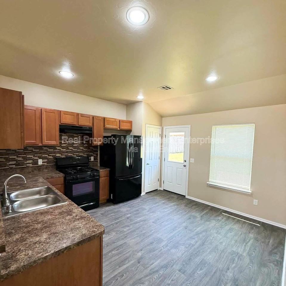 13229 Bridgewater Dr - Photo 6 of 32