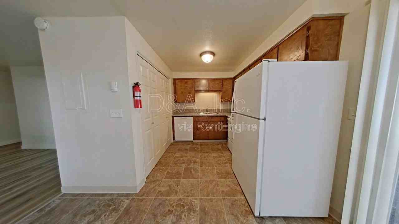 957 Nw Oak Ave - Photo 3 of 10