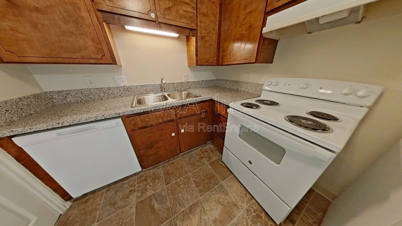 957 Nw Oak Ave - Photo 4 of 10