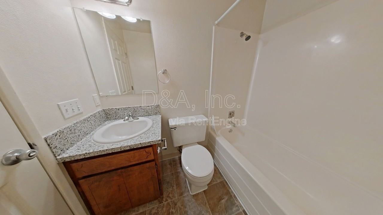 957 Nw Oak Ave - Photo 7 of 10