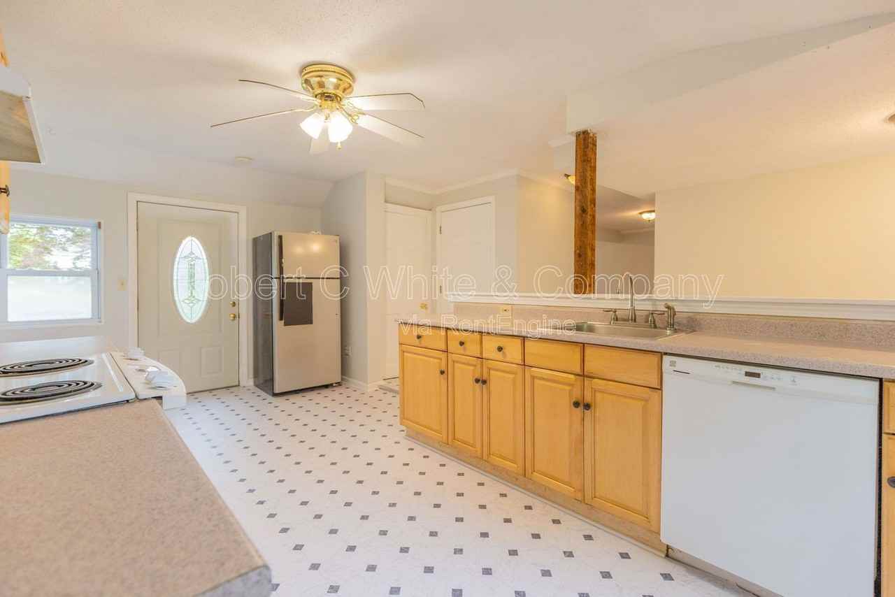 257 Scantic Rd - Photo 6 of 23