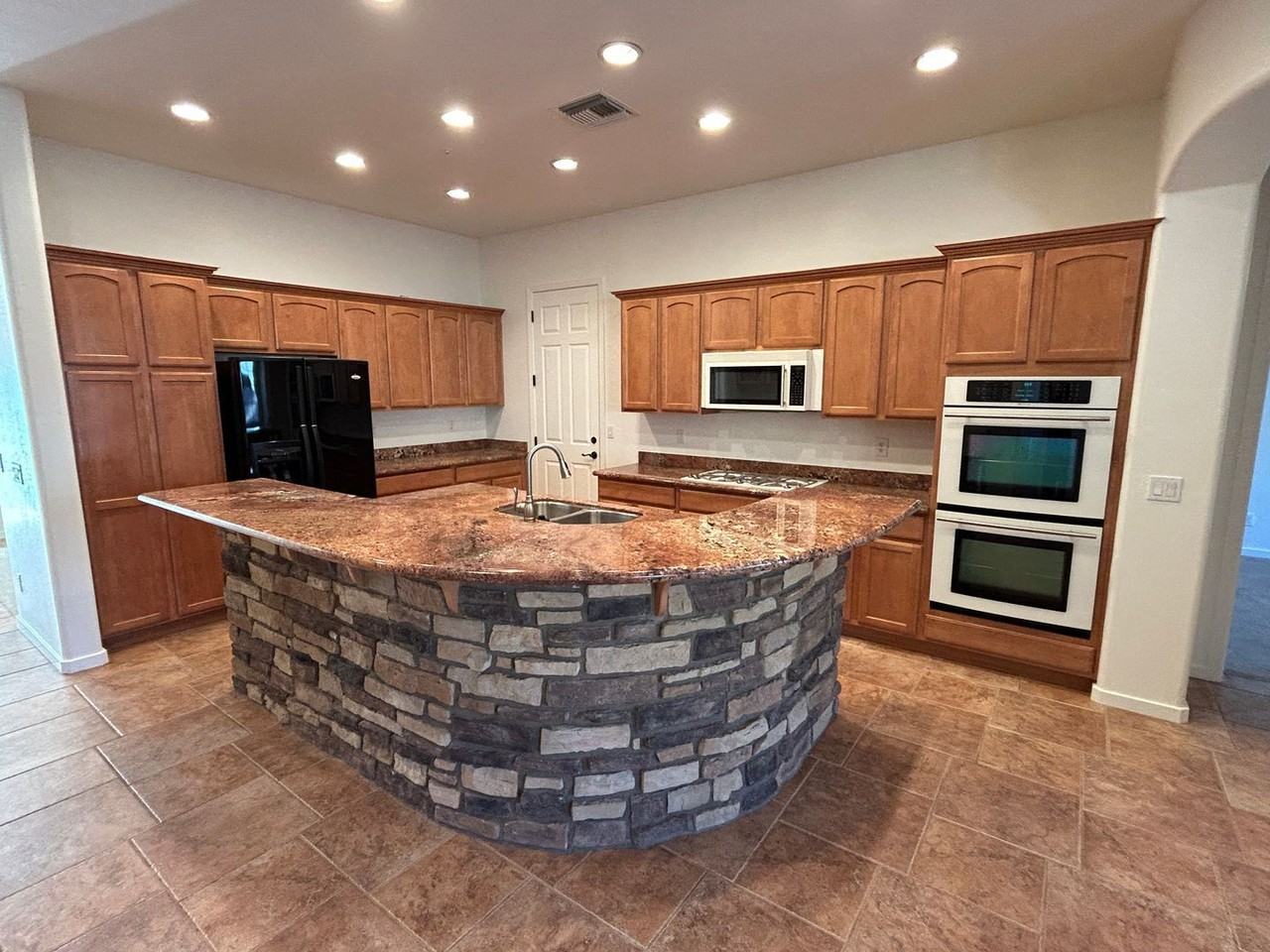 831 W Sycamore Ct - Photo 4 of 34