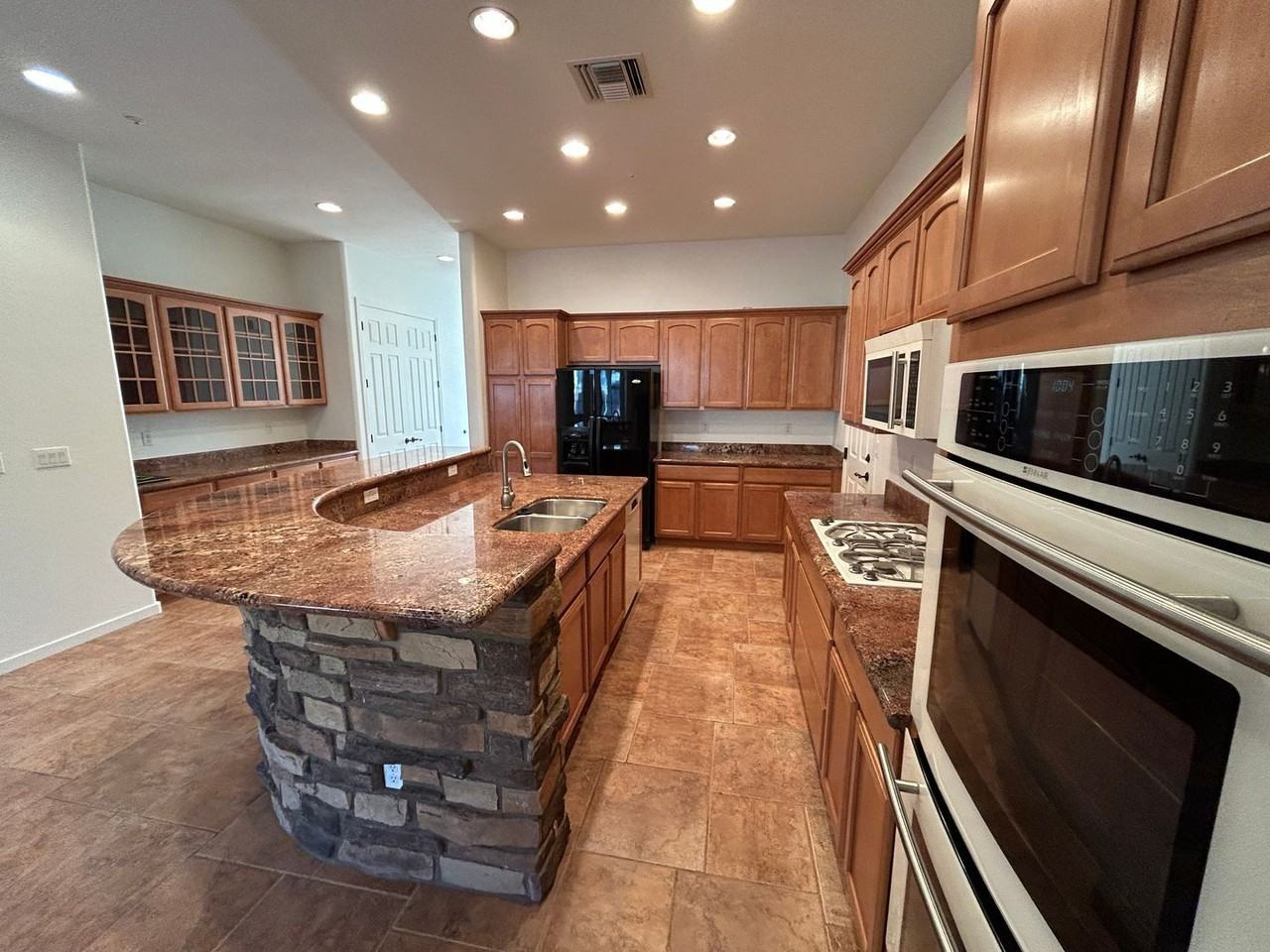 831 W Sycamore Ct - Photo 5 of 34