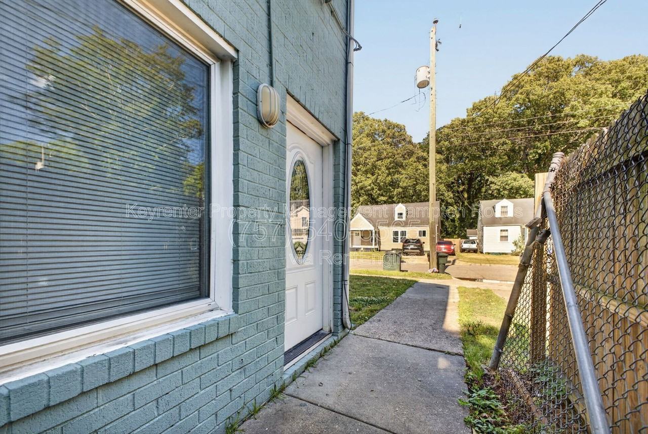 6249 Alexander St #B - Photo 3 of 15
