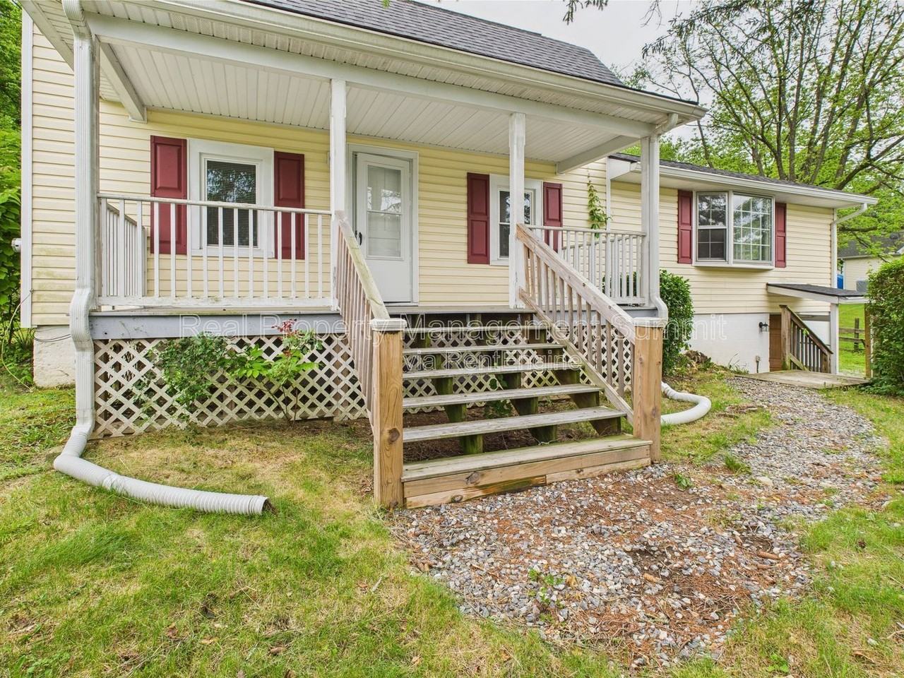 1036 Albemarle Ave - Photo 3 of 24
