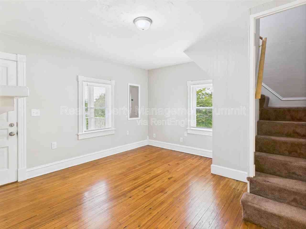 1036 Albemarle Ave - Photo 5 of 24