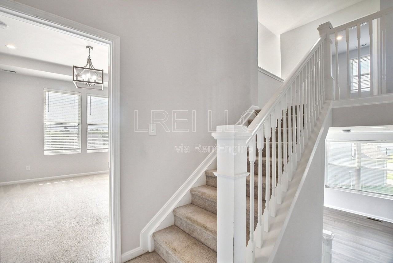 9211 Tamarack Grove Ln - Photo 5 of 23