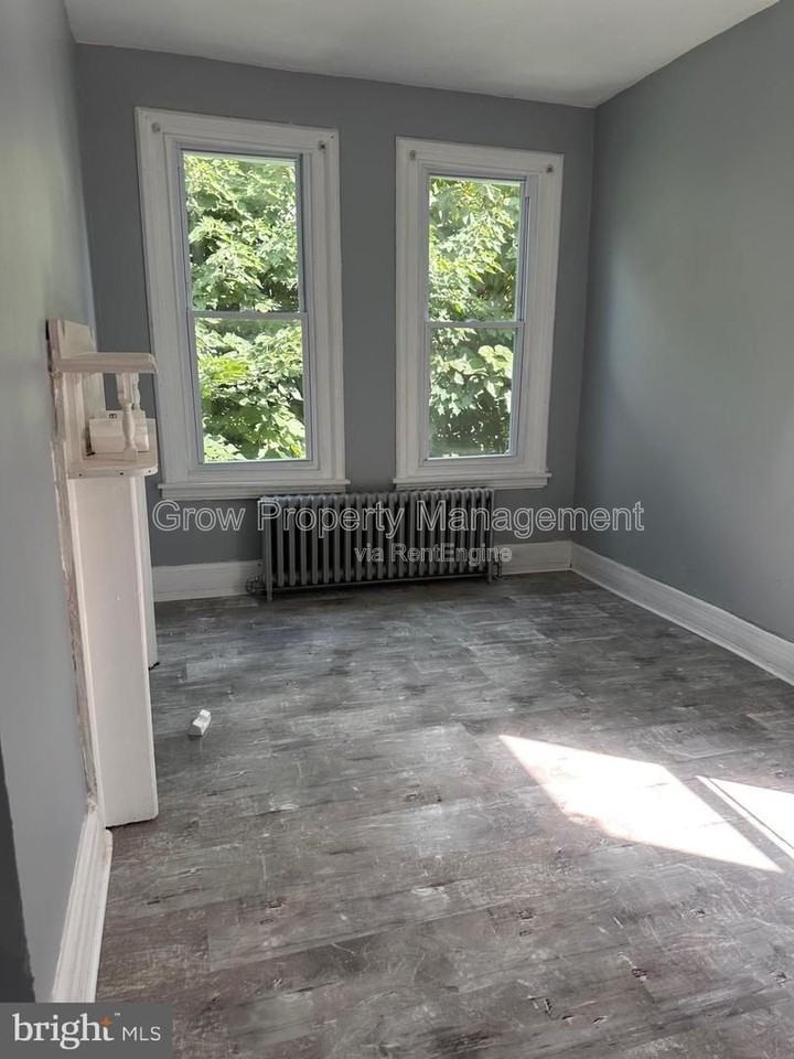 2343 N Woodstock St - Photo 5 of 9