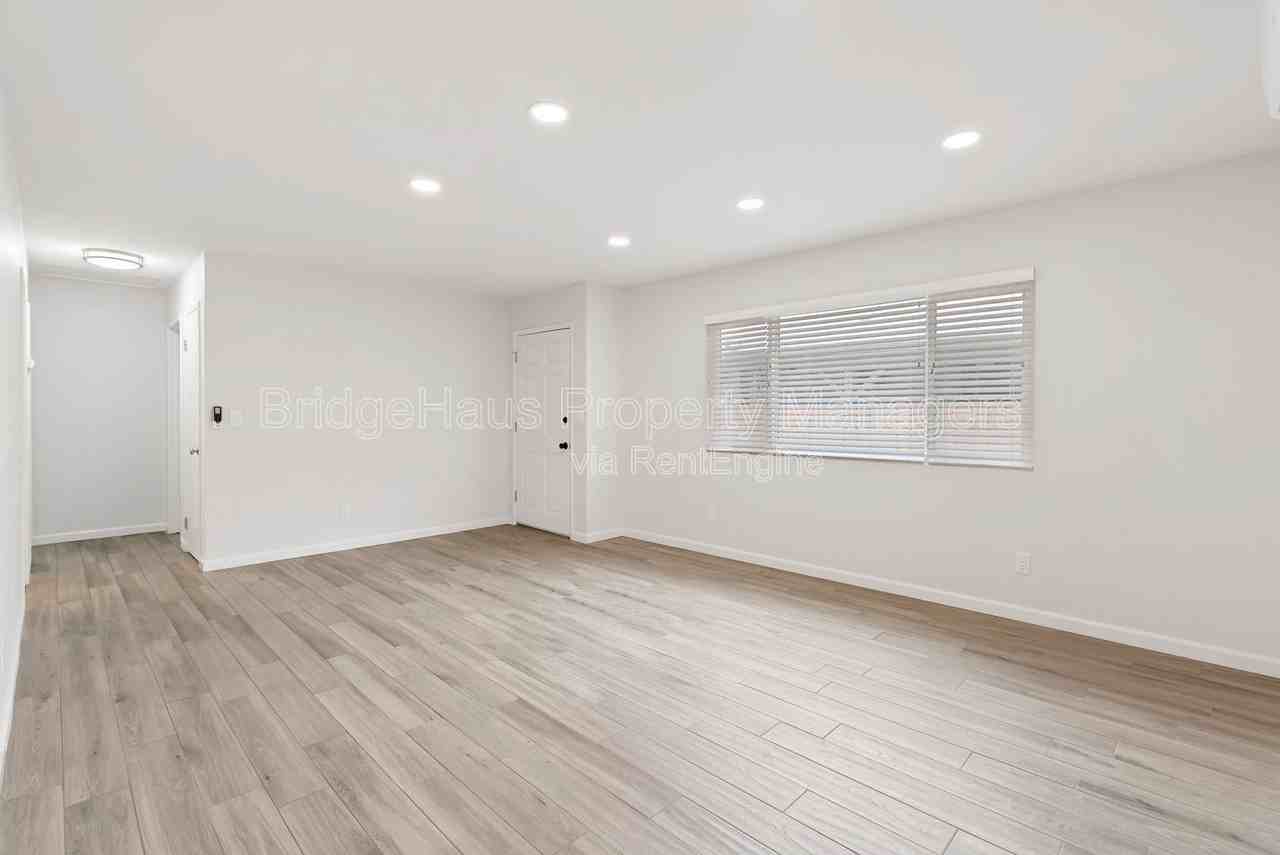 4745 Marlborough Dr - Photo 7 of 31