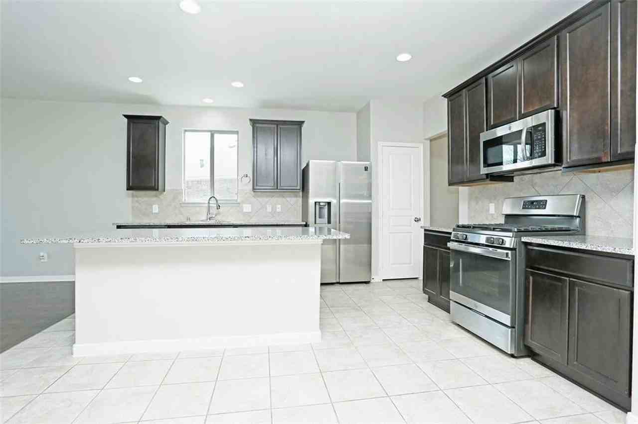 1123 Cloud Croft Ln - Photo 7 of 32