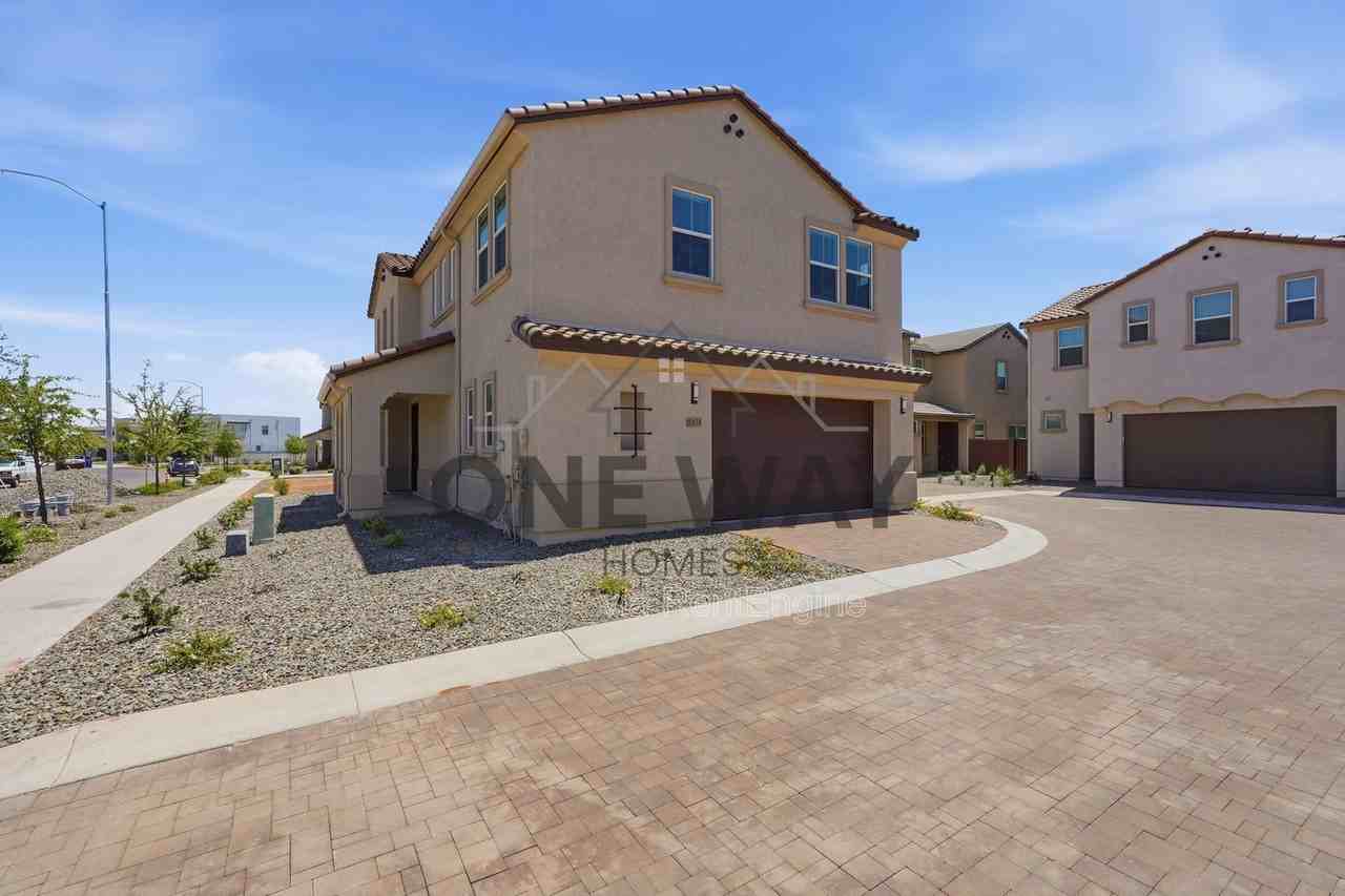 10155 E Ulysses Ave - Photo 3 of 44