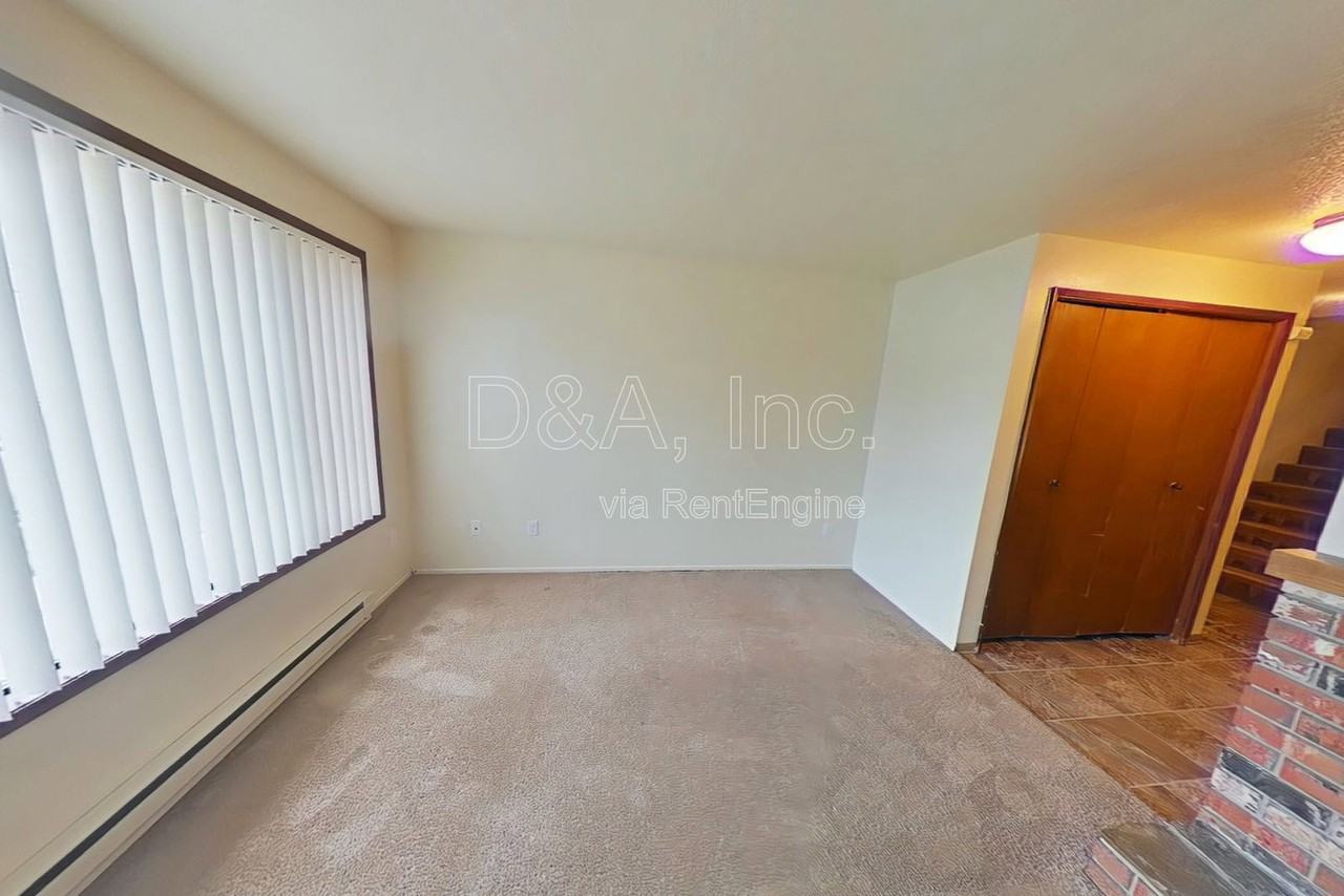 2527 Nw Grant Ave - Photo 2 of 10