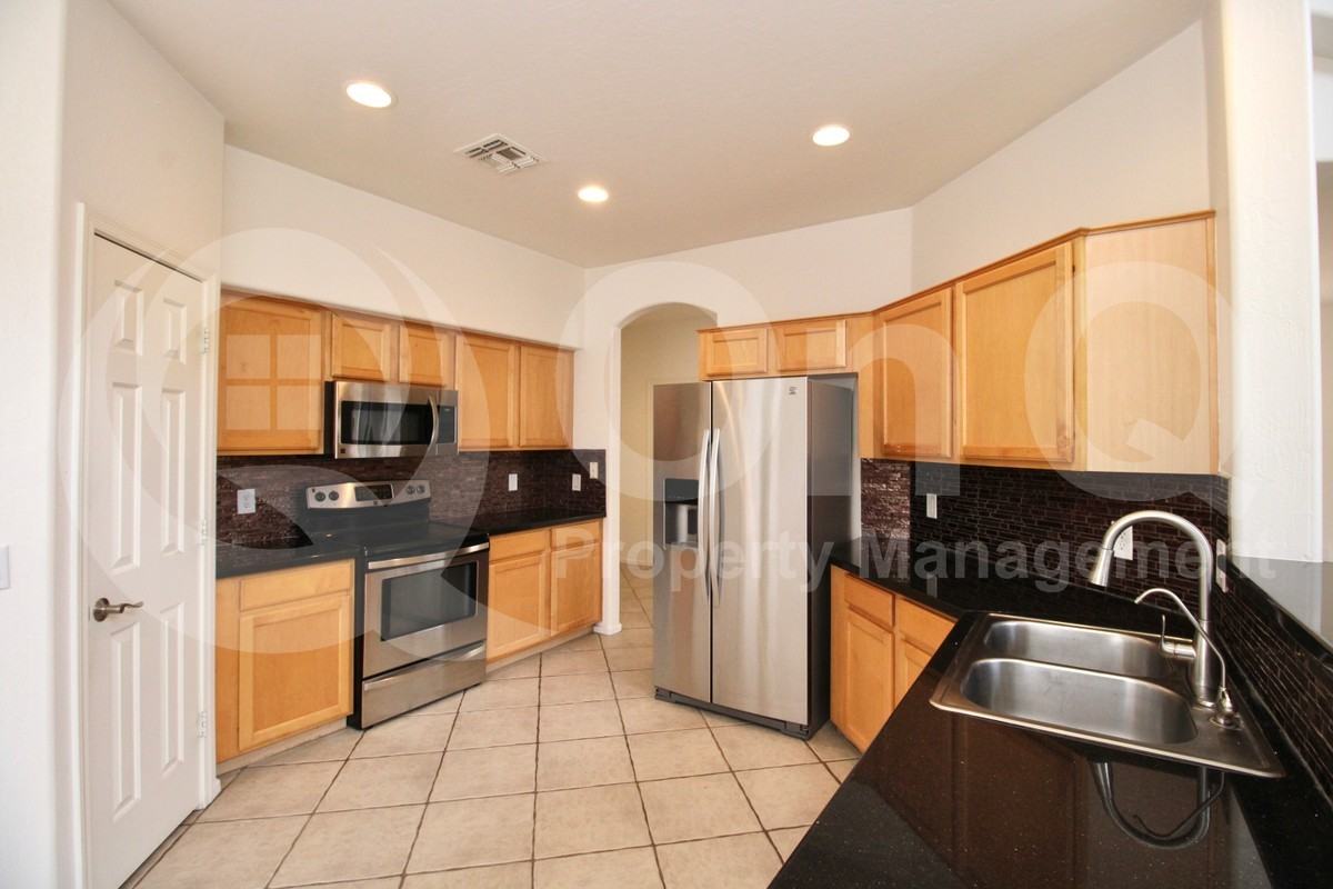 2450 E Darrel Rd - Photo 3 of 34