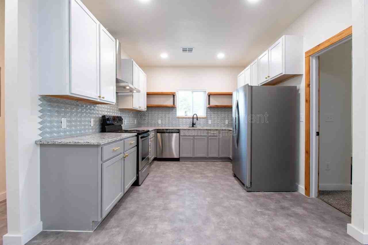 2837 N Oliver St - Photo 4 of 19