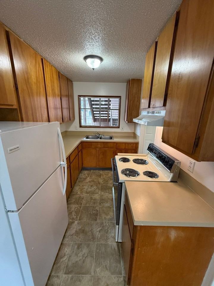 528 Sw Levens St #8 - Photo 5 of 13