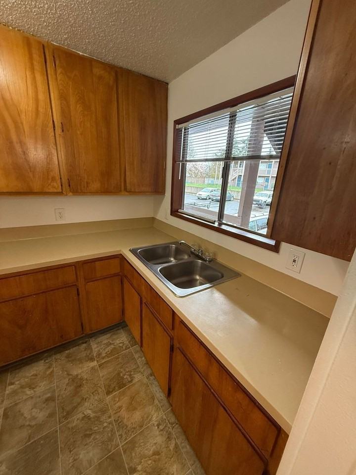 528 Sw Levens St #8 - Photo 6 of 13