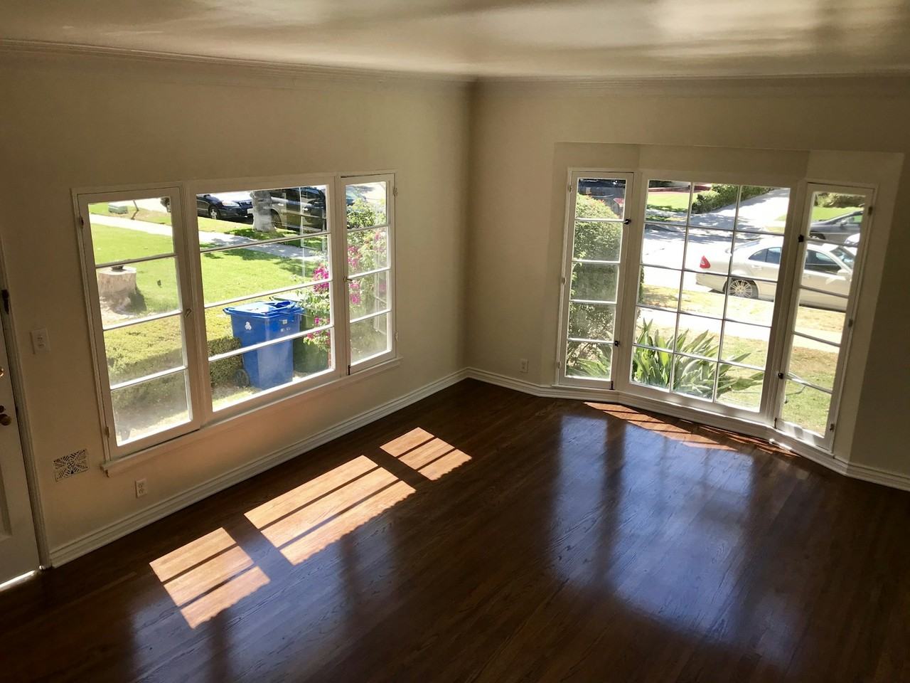 1050 S Genesee Ave - Photo 6 of 15