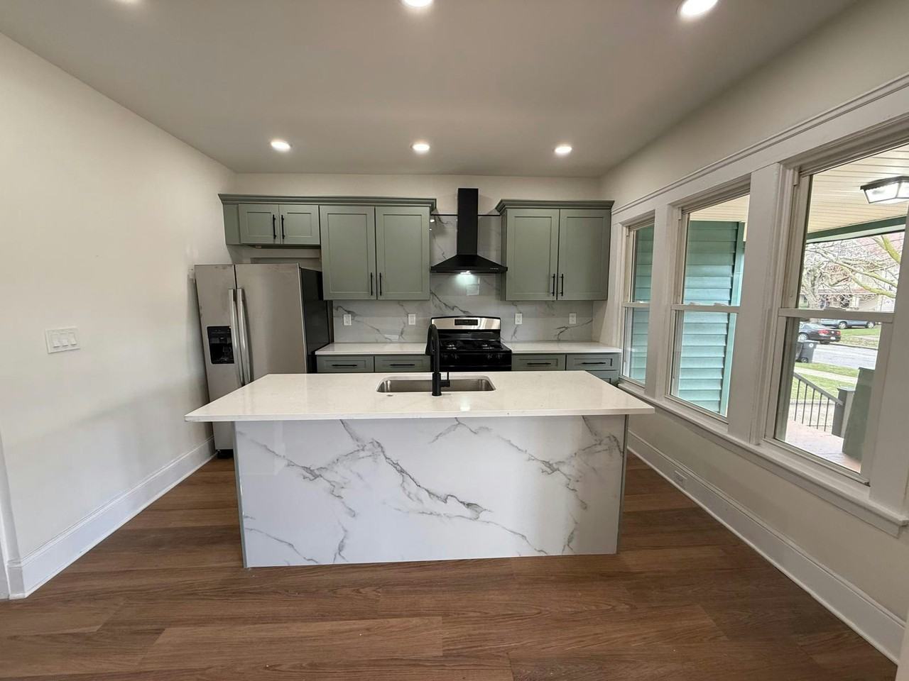 1326 West 110th Street, Unit First Floor - Photo 4 of 11