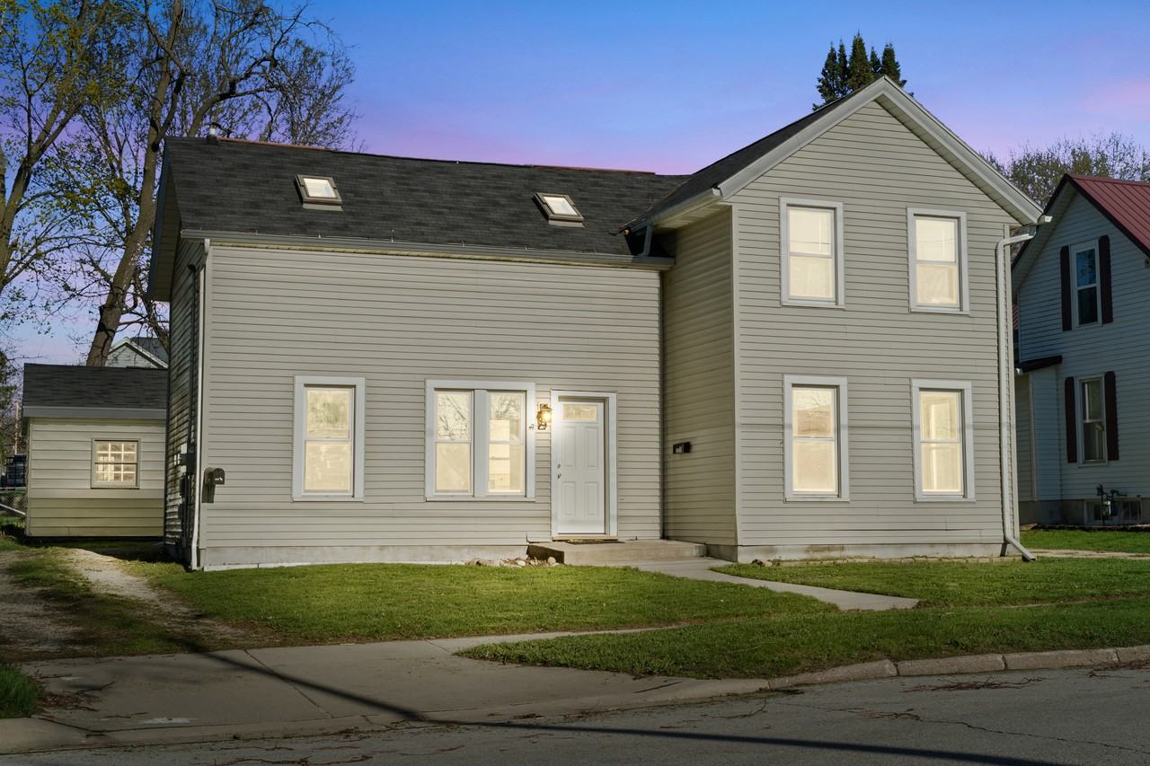 320 Edward St Uppr - Photo 2 of 14