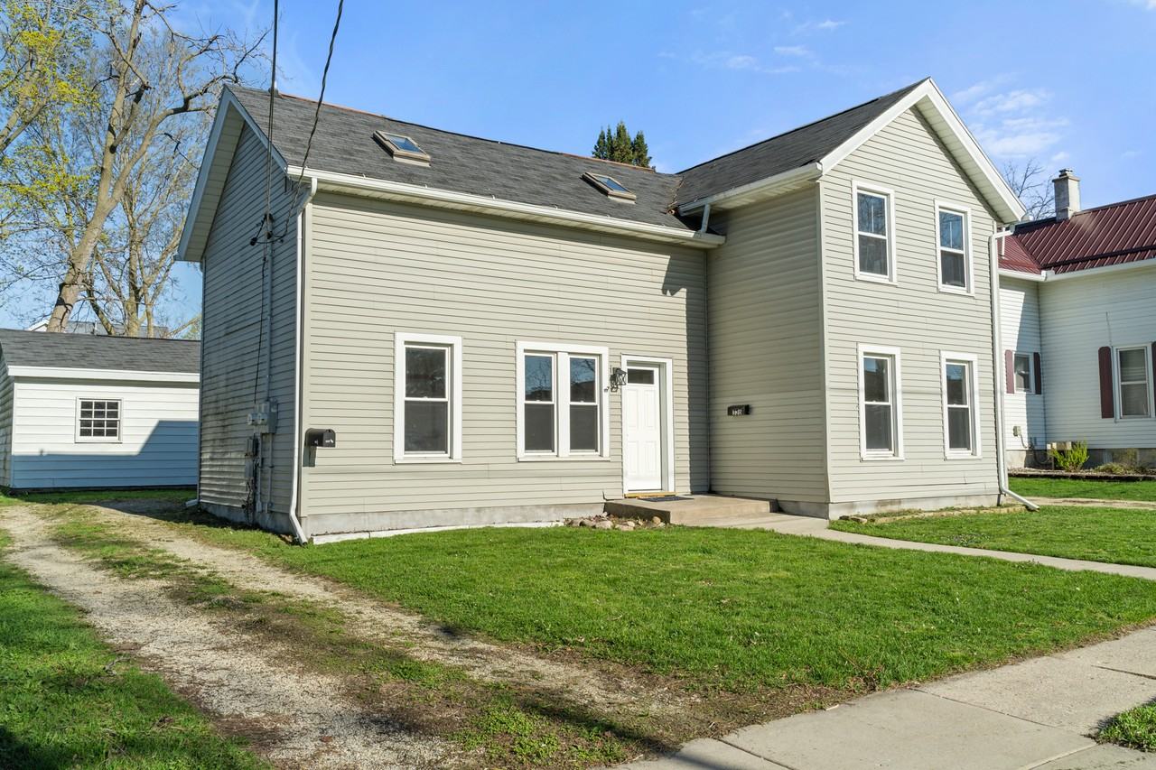 320 Edward St Uppr - Photo 3 of 14