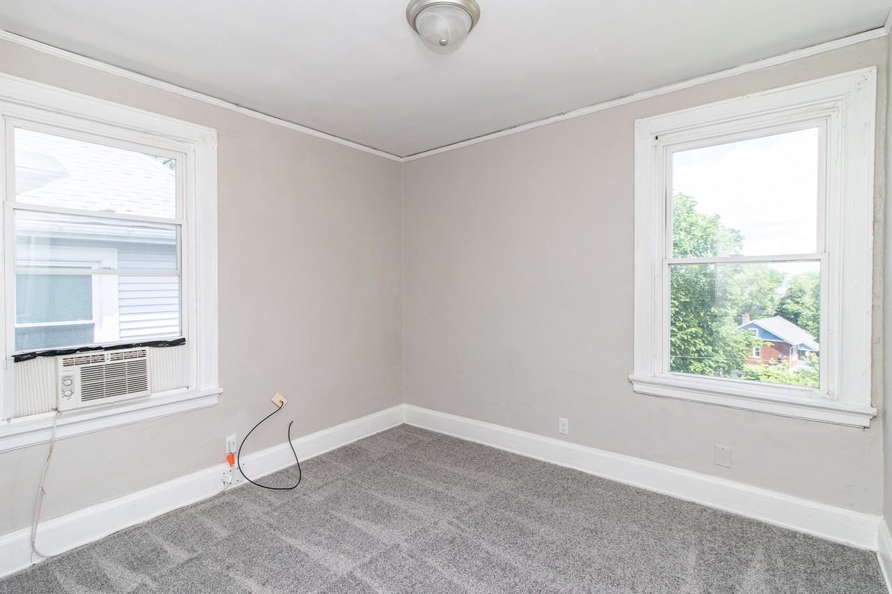 926 Mount Hope Avenue - Photo 4 of 17