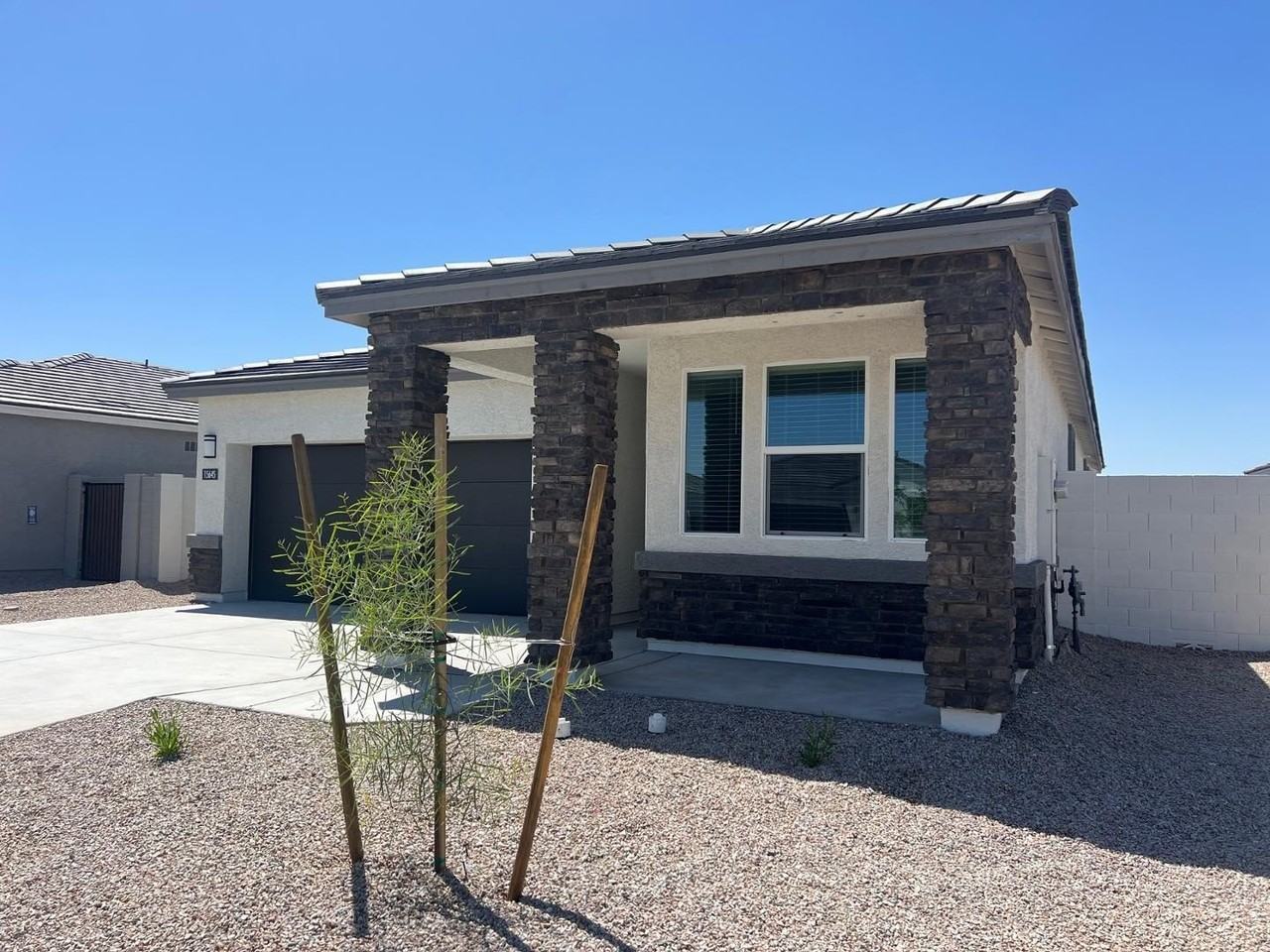 15645 W Desert Hollow Dr - Photo 2 of 18