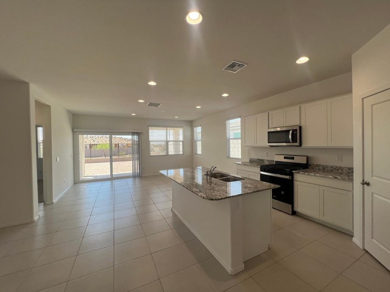 15645 W Desert Hollow Dr - Photo 3 of 18