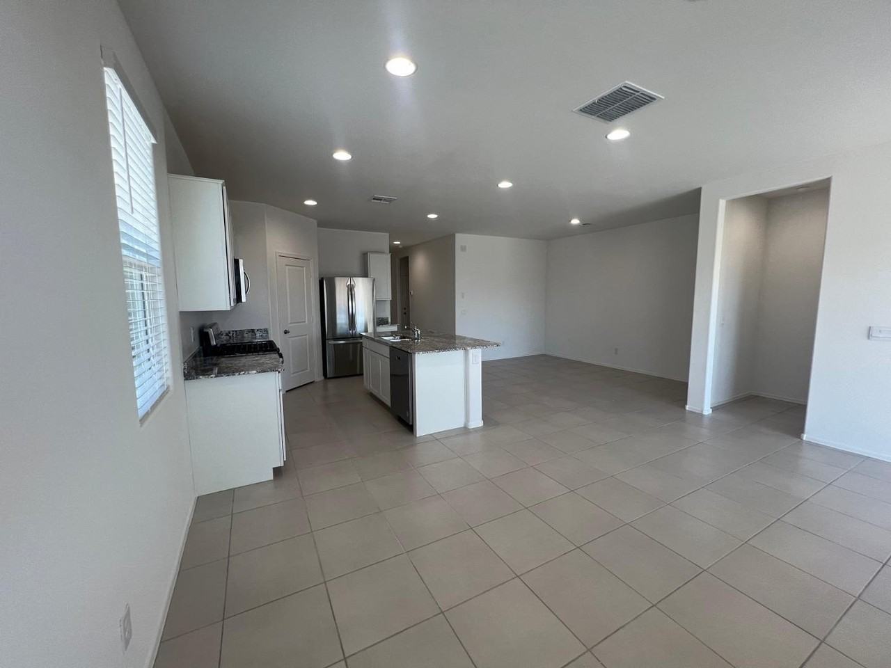 15645 W Desert Hollow Dr - Photo 4 of 18