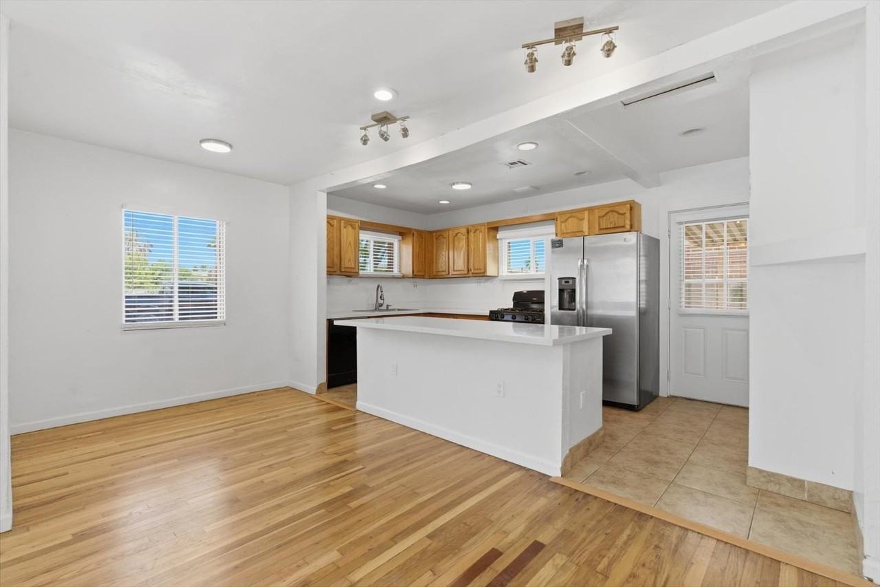 361 E Clarendon Ave - Photo 3 of 33