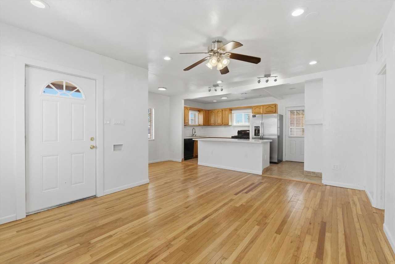 361 E Clarendon Ave - Photo 4 of 33