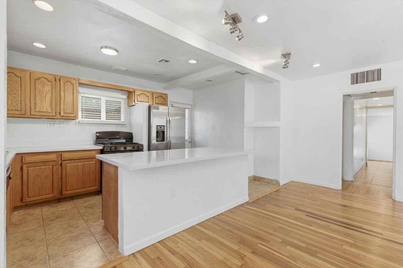 361 E Clarendon Ave - Photo 5 of 33