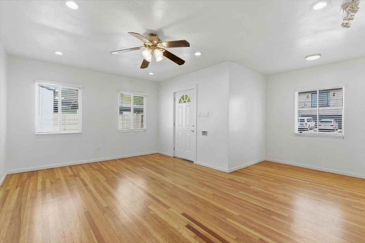 361 E Clarendon Ave - Photo 7 of 33
