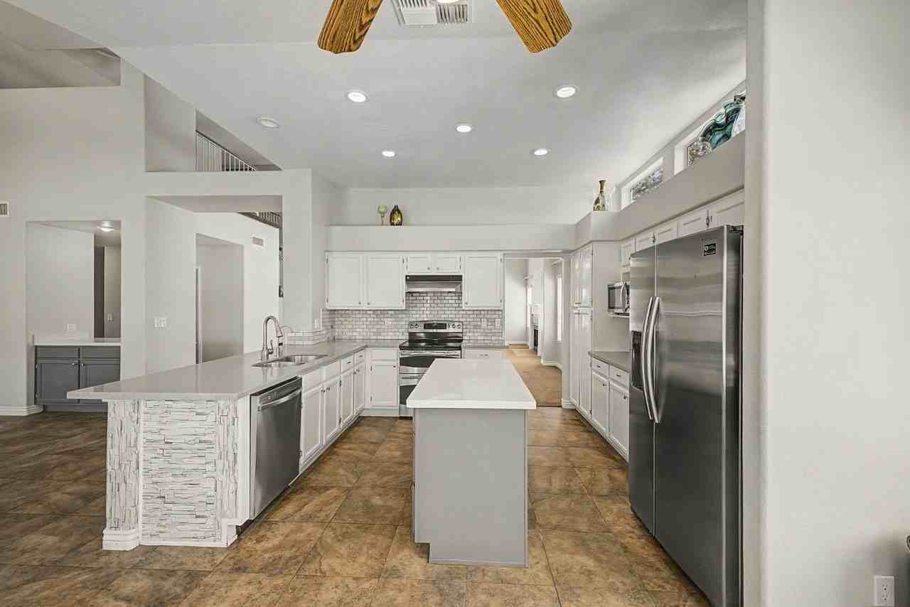 1300 N Sycamore Ct - Photo 4 of 22
