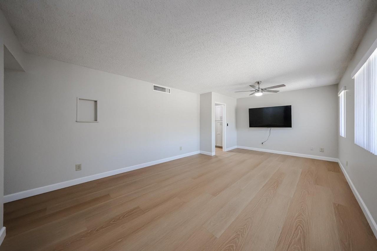 11033 W Elk Ave - Photo 2 of 29