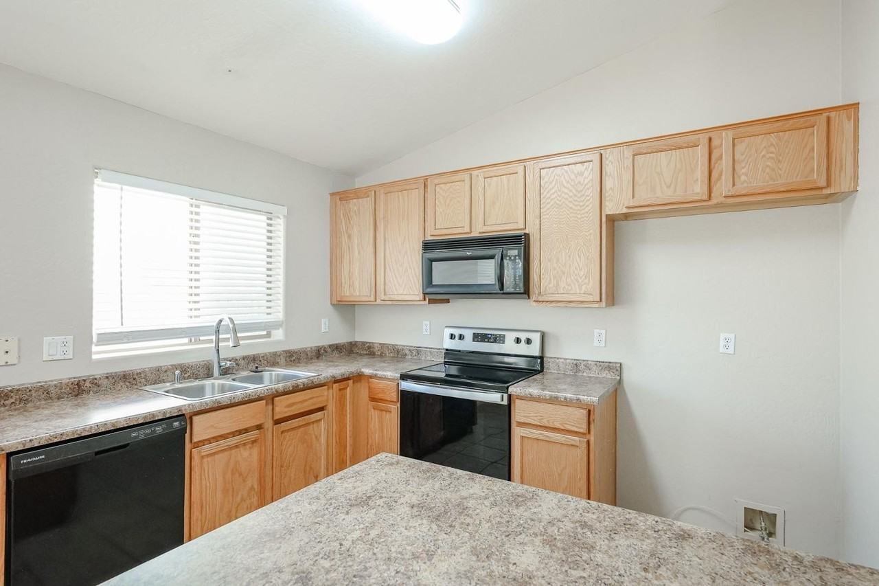 7602 W Encinas Ln - Photo 5 of 37