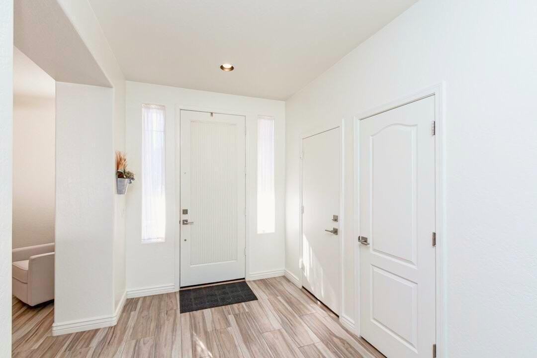862 E Gemini Pl - Photo 3 of 21