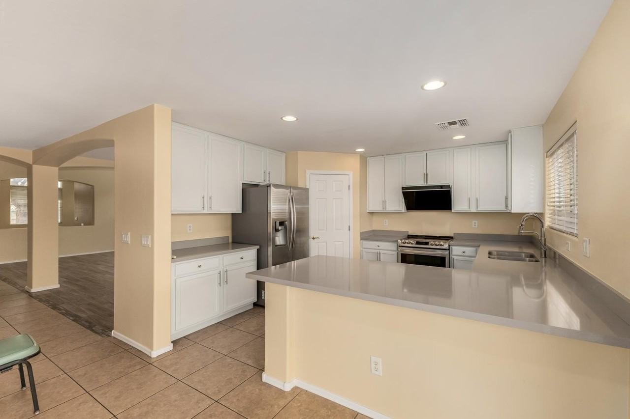 16746 W Adams St - Photo 5 of 23