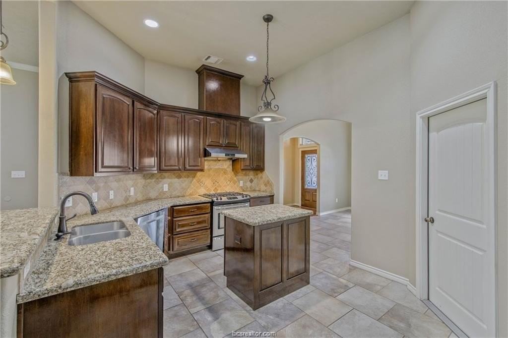 1114 Pamplin Ct - Photo 7 of 20