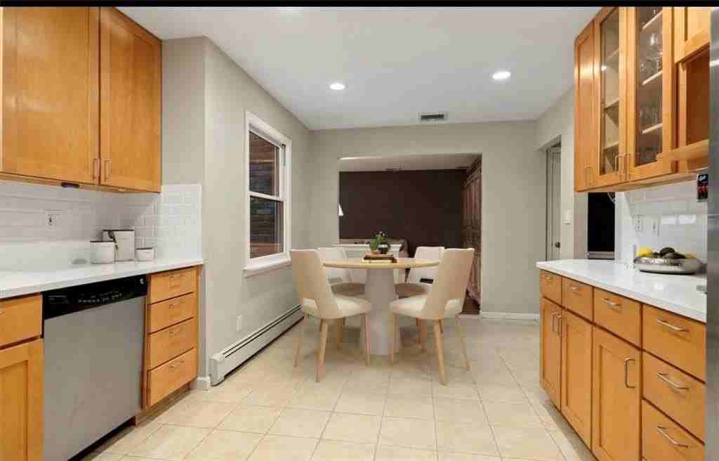 240 Plainview Rd - Photo 3 of 22