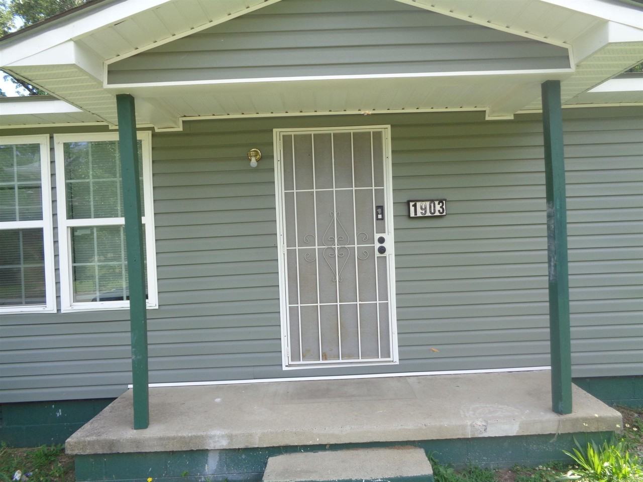 1903 Marshall St - Photo 4 of 20
