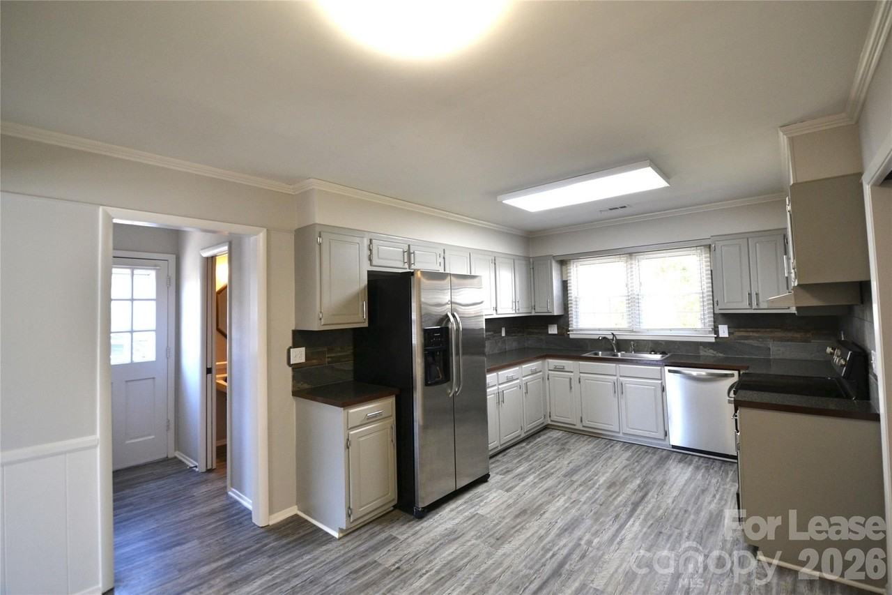 100 Old Farm Ct - Photo 3 of 46