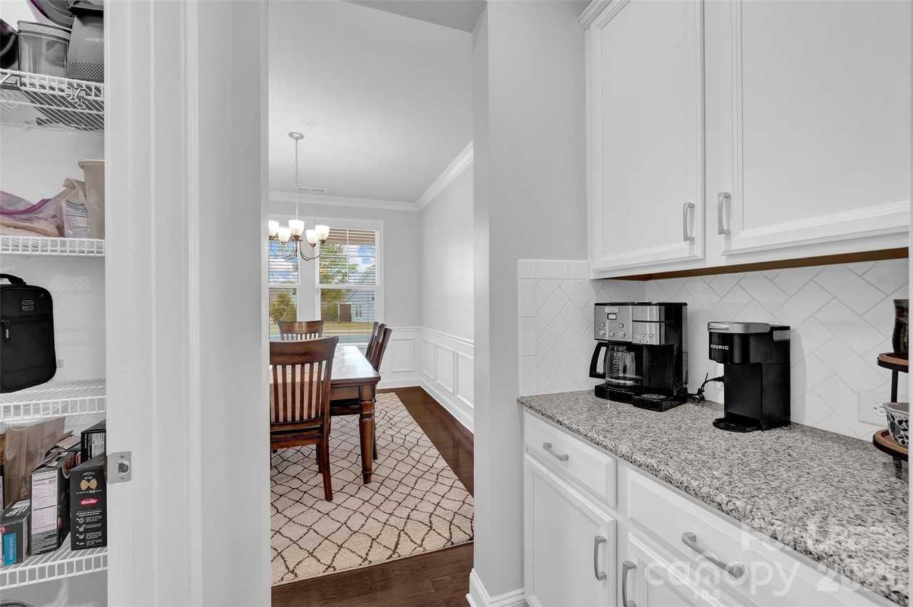 122 Stibbs Cross Rd - Photo 7 of 39