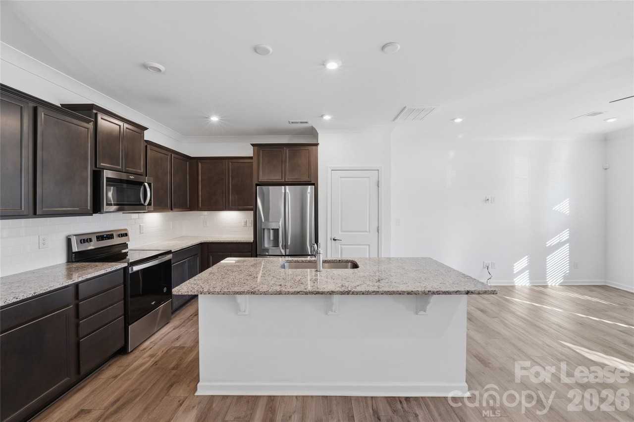 16204 Leading St - Photo 2 of 33