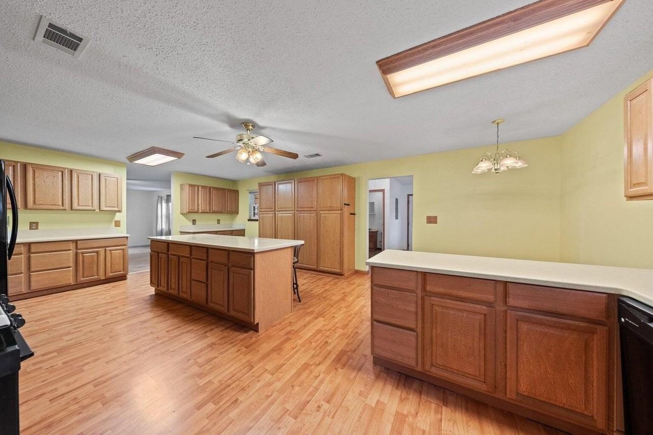 122 Beach Dr - Photo 4 of 50