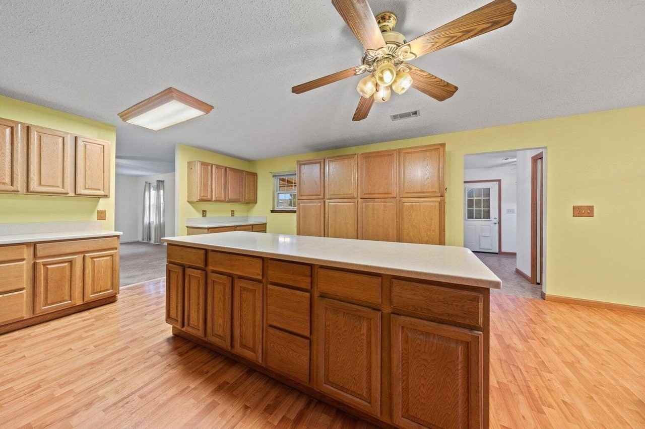 122 Beach Dr - Photo 5 of 50