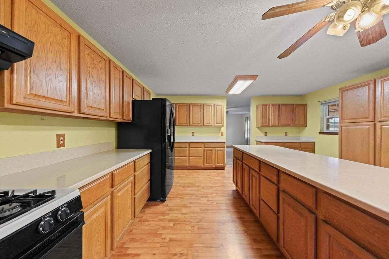 122 Beach Dr - Photo 7 of 50