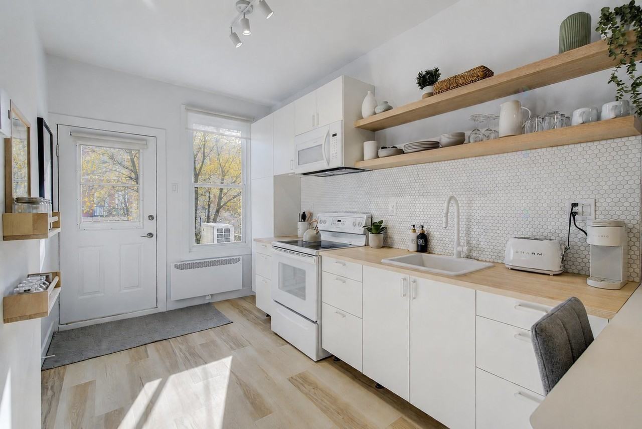 5194 Av Des érables - Photo 2 of 18