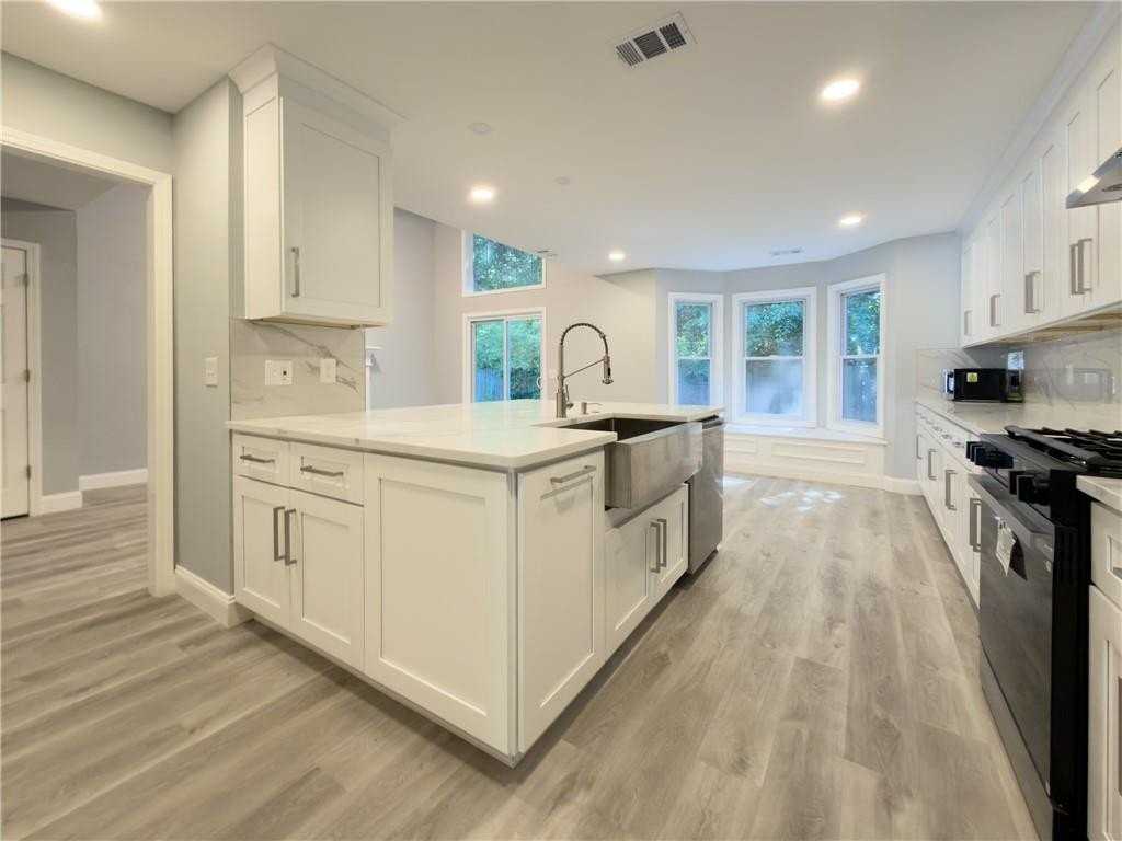 528 Parkstone Ln - Photo 3 of 17