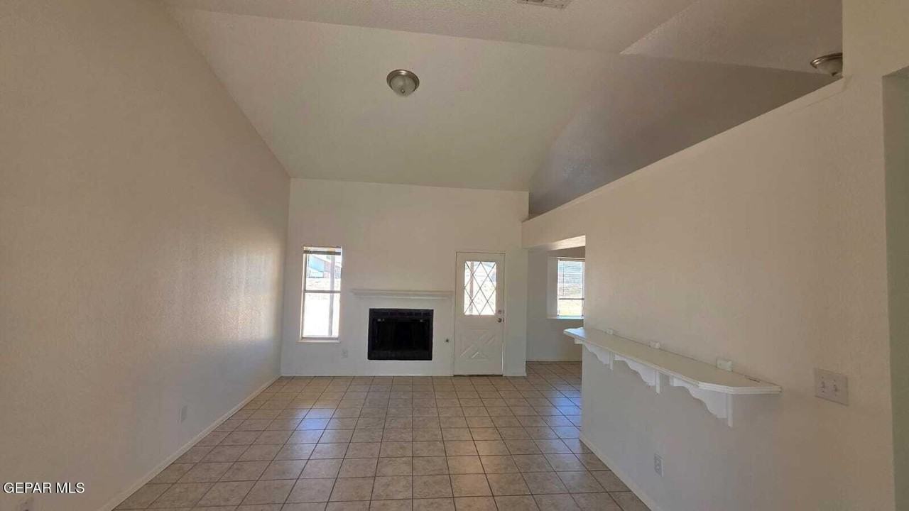 1529 Plaza Verde Dr - Photo 2 of 14